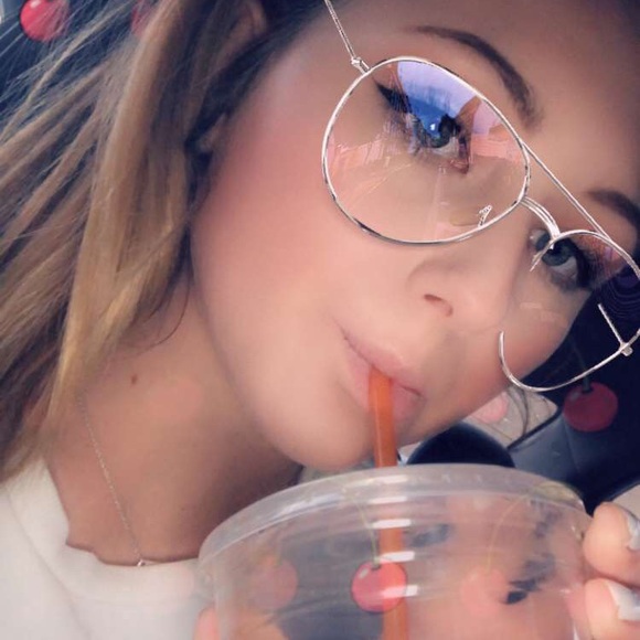 Meet your Posher, Kristen - Picture 1 of 1